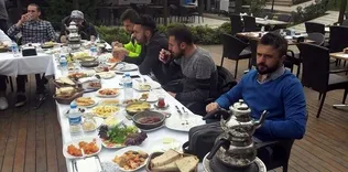 Onur’dan takım arkadaşlarına kahvaltı