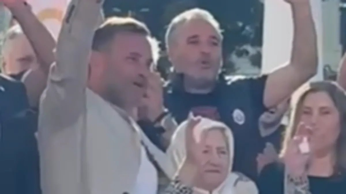Okan Buruk ve annesi Zehra Buruk'tan Galatasaraylı taraftarlara üçlü!