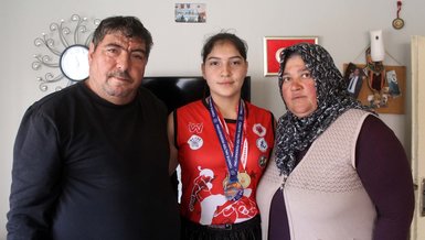 Babasının ısrarıyla haltere başlayan Medine Türkiye şampiyonu oldu