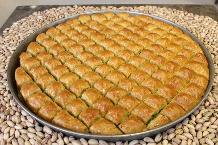 kaymakli-kolay-baklava-tarifi-evde-kolay-ve-pratik-baklava-malzemeleri-yapilisi-puf-noktalari-1703752258512.jpeg