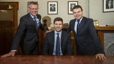 Steven Gerrard imzaladı!