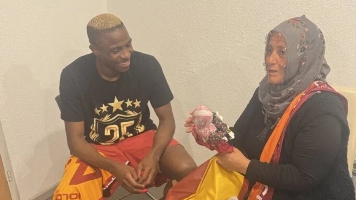 Victor Osimhen Neslihan Teyze ile buluştu Victor Osimhen Neslihan Teyze ile buluştu