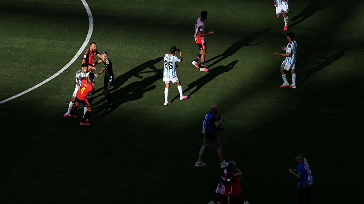 Paredes ve Gavi arasında Dünya Kupası finalinde gergin anlar