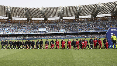 İtalya Serie A'da Napoli takımı diz çökerek ırkçılığı protesto etti