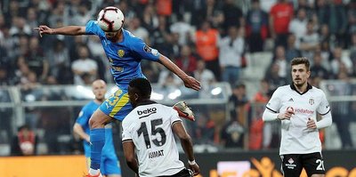 86’da direğe vurdu