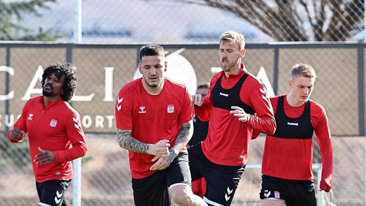 Sivasspor'da Rey Manaj ile Veljko Simic sevinci!