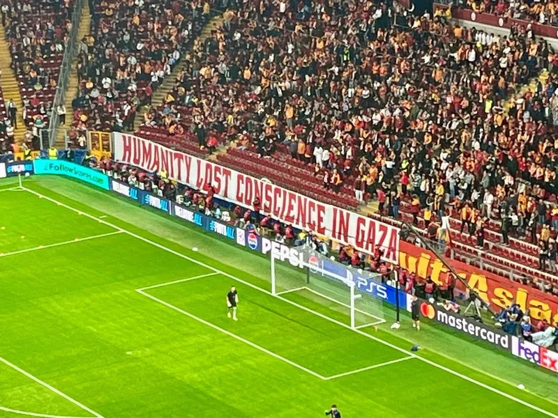 galatasaray-tribunlerinden-filistine-destek-1791917179856.jpeg