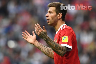 Karantina dinlemedi! Rus futbolcu Smolov nişanlısı için bunu yaptı