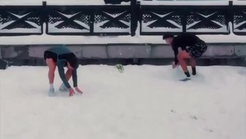 Arda Güler ve Yiğit Efe Demir'in karda futbol keyfi