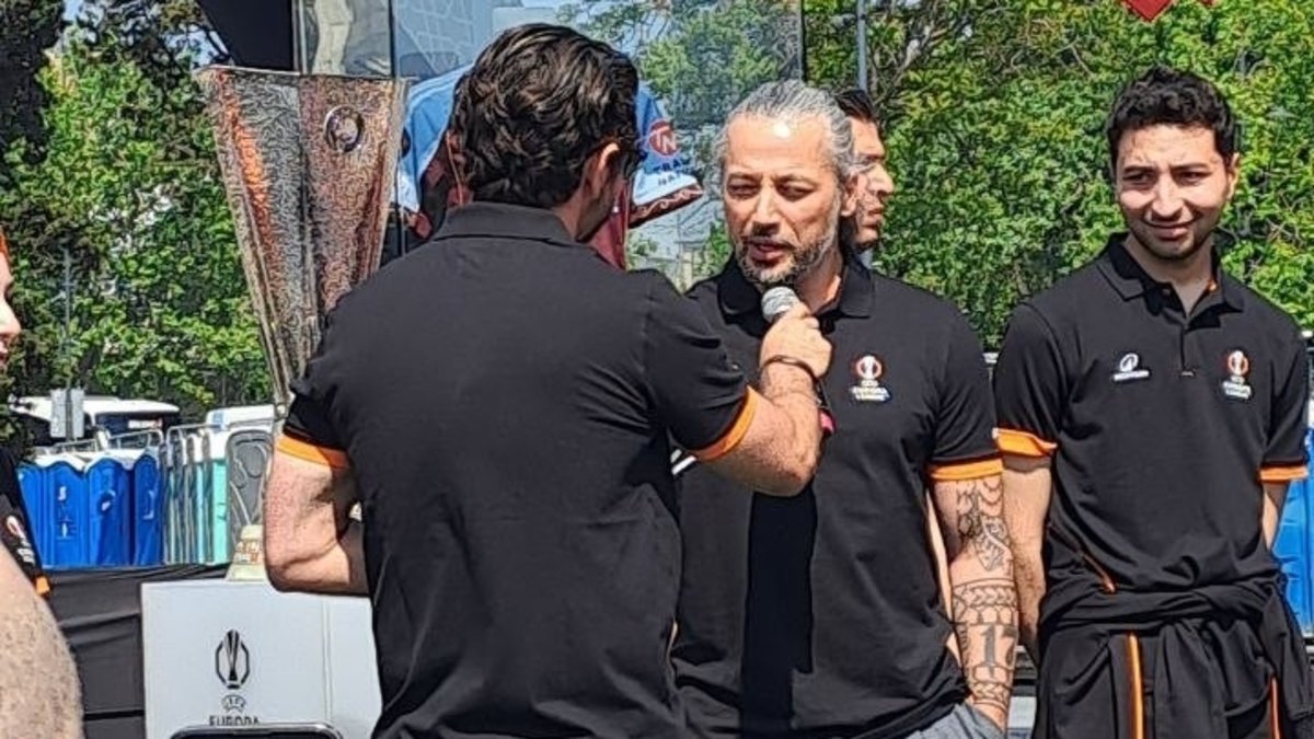 İlhan Mansız UEFA Avrupa Ligi Kupası'nı bando takımı eşliğinde getirdi!