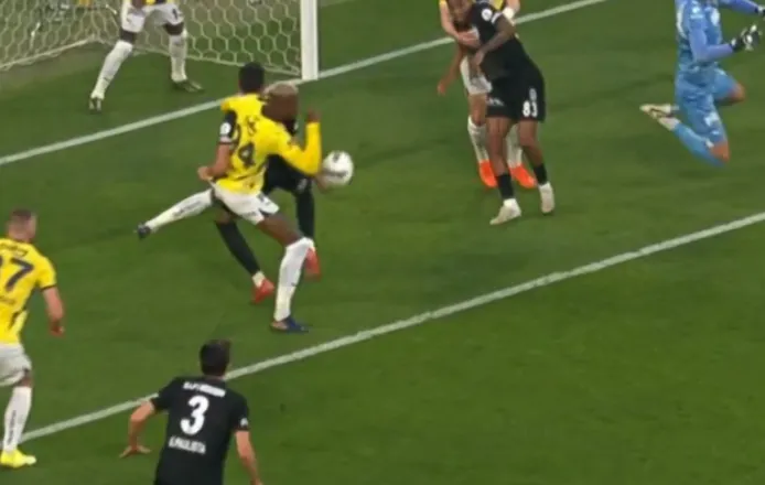 fenerbahce-besiktas-derbisinde-penalti-karari-iste-o-pozisyon-1746377084178.png