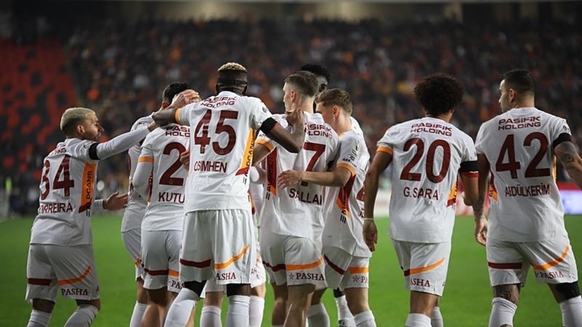 Galatasaray'da 4 isim Adana Demirspor maçında cezalı duruma düştü! Galatasaray'da 4 isim Adana Demirspor maçında cezalı duruma düştü!