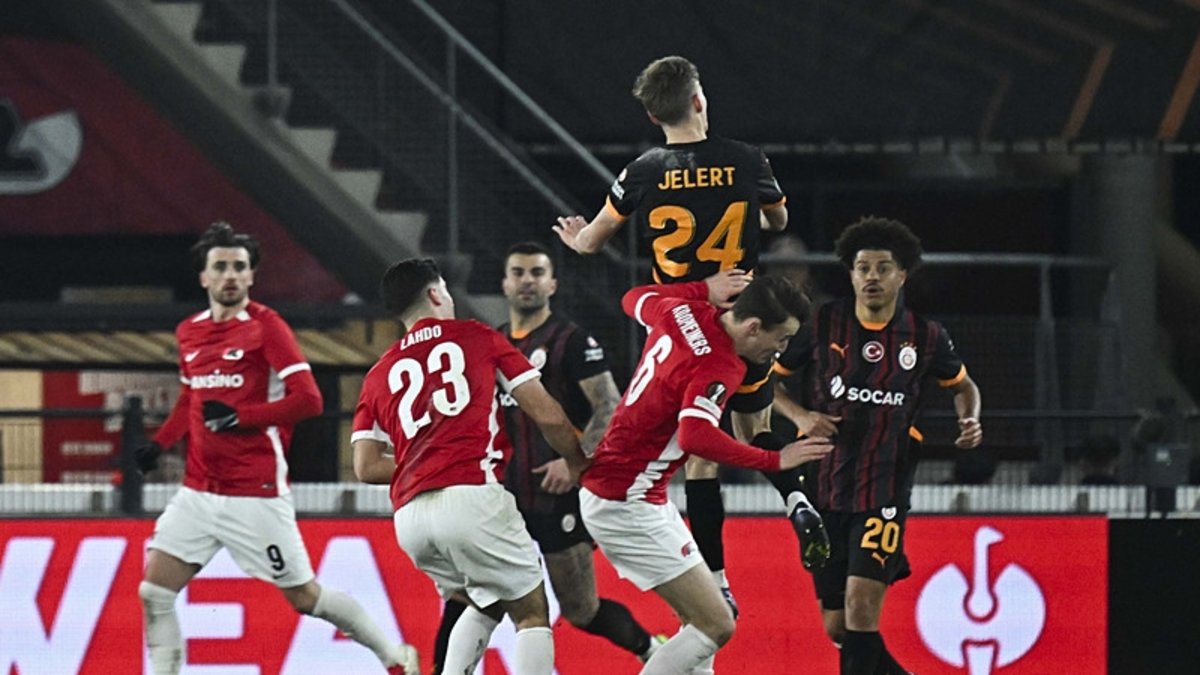 Spor yazarları AZ Alkmaar-Galatasaray maçını değerlendirdi! İlk iliği kaçıran... Spor yazarları AZ Alkmaar-Galatasaray maçını değerlendirdi! İlk iliği kaçıran...