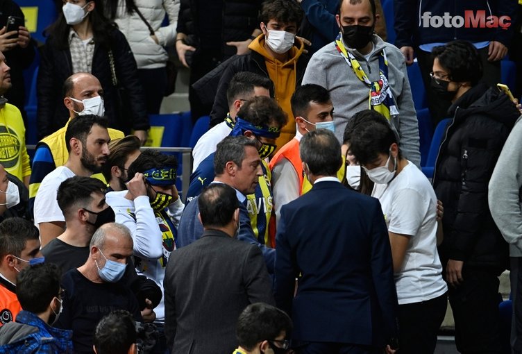 Fenerbahçe Beko Barcelona maçı sonrası Ali Koç ve bir taraftar tartıştı! İşte o anlar...