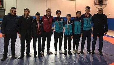 Şaphaneli öğrenciler güreşte madalya kazandı