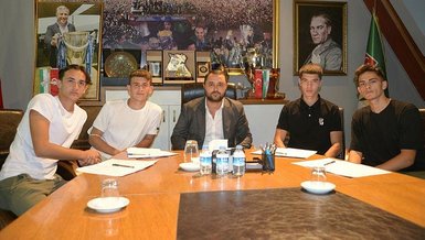 Son dakika spor haberi: Bursaspor 4 altyapı futbolcusuna profesyonel imza attırdı