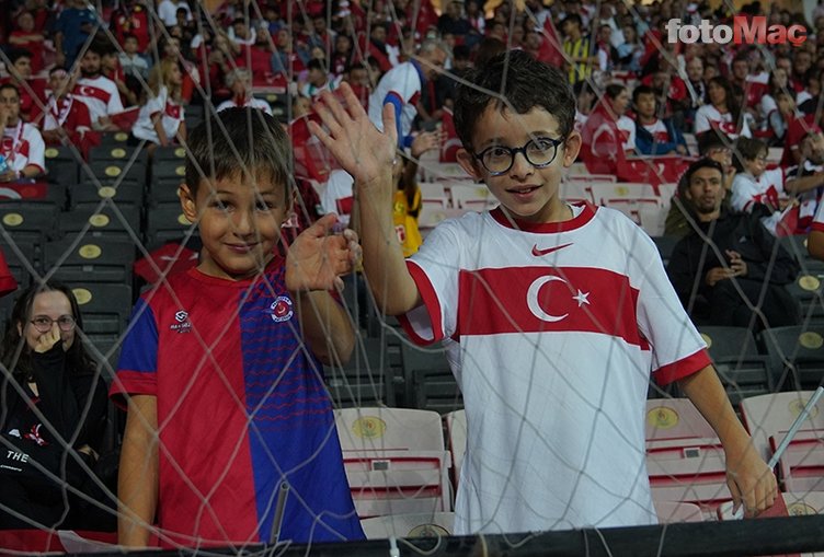 Eskişehir'de görsel şölen! İşte Türkiye - Ermenistan maçı öncesindeki o koreografi