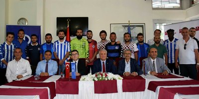 Anadolu Üniversitesi, yeni sporcularını imza töreniyle basına tanıttı