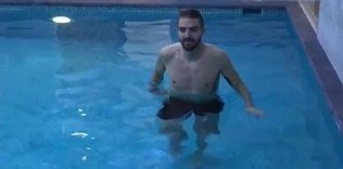 Caner’den havuzda yürüyüş