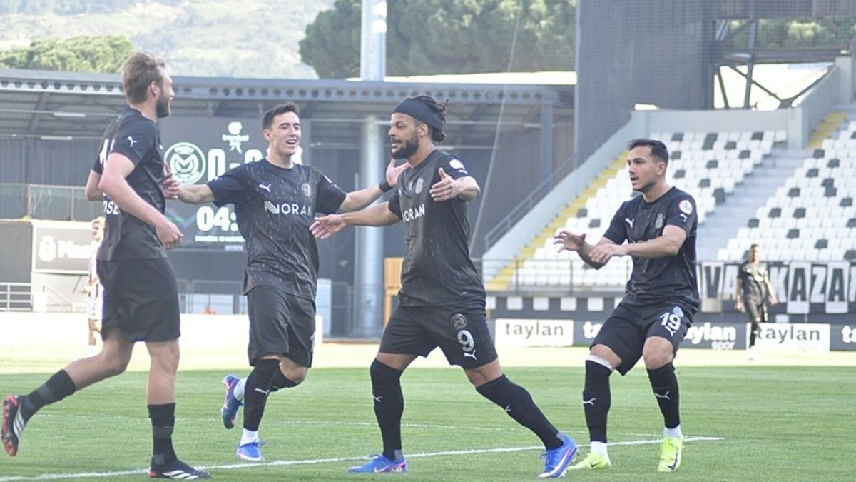 Manisa FK, sahasında Atko Grup Pendikspor'u 2-0 mağlup etti.