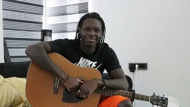 N'Sakala yan çizdi