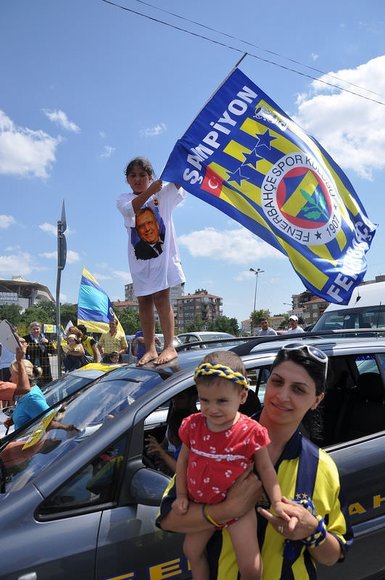 Fenerbahçe taraftarından Metris’e konvoy