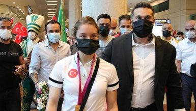 Ayşe Begüm Onbaşı mehteranla karşılandı