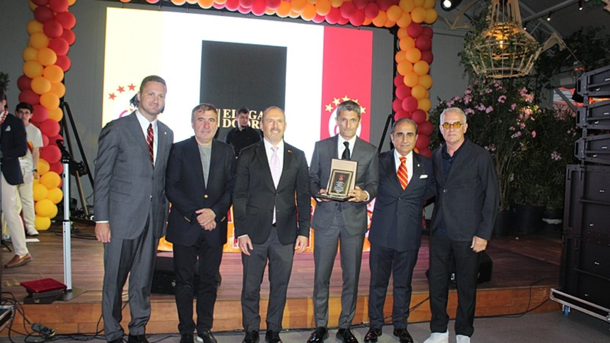 Hagi ve Razvan Lucescu kutlamalarda