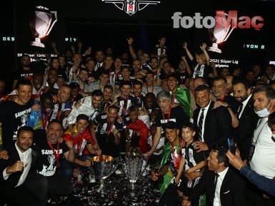 Son dakika spor haberi: Beşiktaş şampiyonluk kupasını böyle kaldırdı BJK spor haberi
