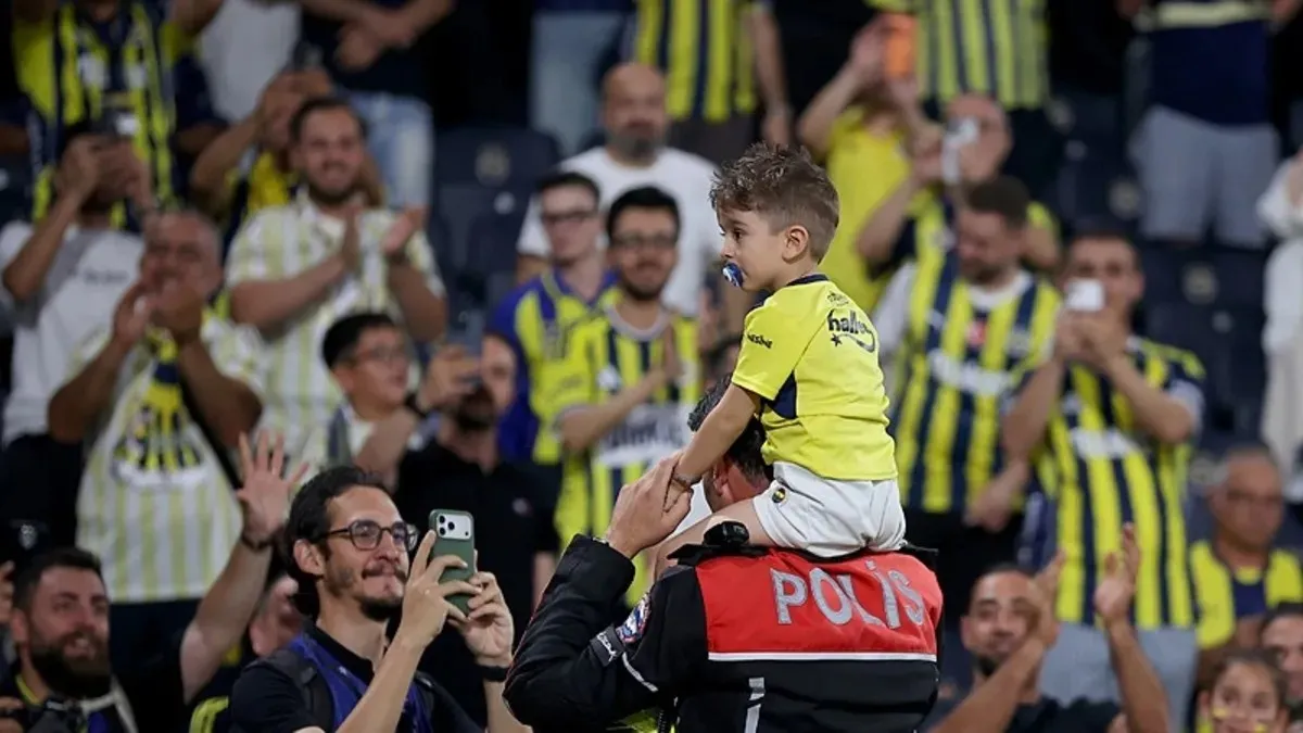 Minik Fenerbahçeli Göktuğ, Lyon Maçında Tribündeki Yerini Aldı