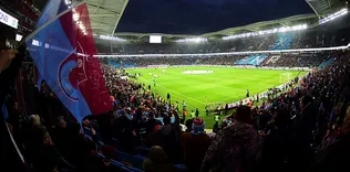 Fırtına yeni stadında dolu tribünlere oynuyor