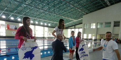 Vanlı kadın yüzücüler finale yükseldi