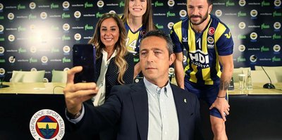 Saha dışında el ele