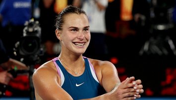 Avustralya Açık Tenis Turnuvası tek kadınlar finalinde, Elena Rybakina'yı 2-1 yenen 5 numaralı seribaşı Aryna Sabalenka şampiyon oldu.