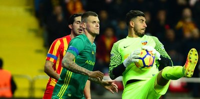 Vedat Karakuş, Süper Lig'deki ilk maçında kalesinde 5 gol gördü