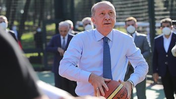 Başkan Erdoğan gençlerle basketbol oynadı