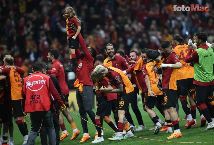 Galatasaray'da flaş transfer gelişmeleri!  Erden Timur İngiltere'ye gitti