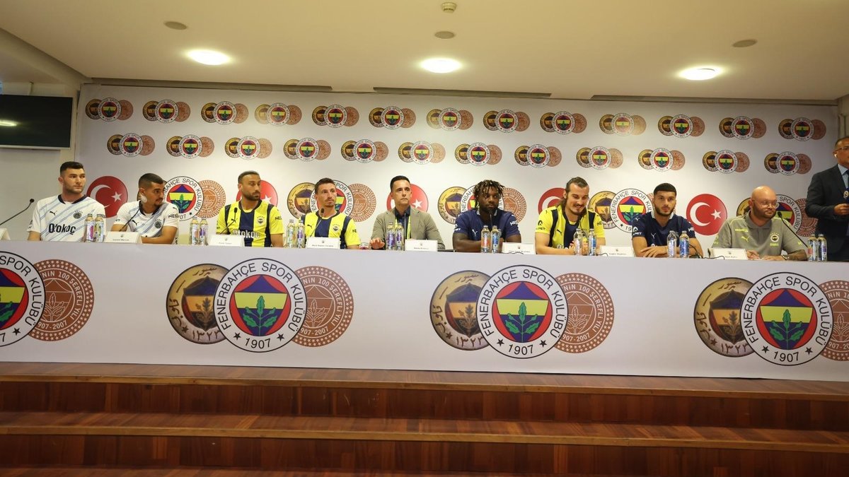 Fenerbahçe'de 5'i yeni transfer, 7 futbolcu için imza töreni düzenlendi Fenerbahçe'de 5'i yeni transfer, 7 futbolcu için imza töreni düzenlendi