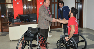 Başkan Özakcan engelli sporcuyu sevindirdi