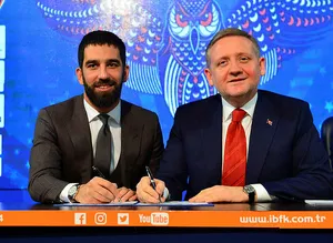 Arda Turan resmen Başakşehir’de