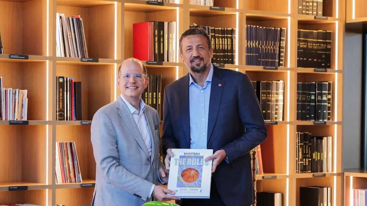 FIBA Genel Sekreteri Andreas Zagklis, TBF Kütüphanesi'ni ziyaret etti