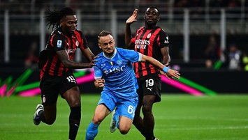 Milan evinde Napoli'yi devirdi!
