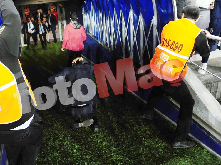 ÅOK GÃRÃNTÃ! <a href="/index/senol-gunes?id=893896f3-ff64-428a-820f-0f29a14300dd" class="" rel="tag">Åenol GüneÅ</a> koridorda yerde kaldı! İÅte o an...