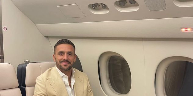 Fenerbahçe, Sırp futbolcu Dusan Tadic’in transfer görüşmeleri için İstanbul’a geldiğini duyurdu. Futbolcu uzun süredir Beşiktaş ile anılıyordu ancak Fenerbahçe’nin transferi gerçekleştirmek üzere harekete geçtiği belirtildi. Kulüp, transferle ilgili resmi açıklamayı da yaparak Tadic’in görüşmelere başlamak ve sağlık kontrollerinden geçmek üzere davet edildiğini belirtti. Fenerbahçe, Sırp futbolcu Dusan Tadic’in transfer görüşmeleri için İstanbul’a geldiğini duyurdu. Futbolcu uzun süredir Beşiktaş ile anılıyordu ancak Fenerbahçe’nin transferi gerçekleştirmek üzere harekete geçtiği belirtildi. Kulüp, transferle ilgili resmi açıklamayı da yaparak Tadic’in görüşmelere başlamak ve sağlık kontrollerinden geçmek üzere davet edildiğini belirtti.