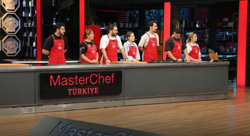 masterchefte-eleme-heyecani-7-kasim-2025-cuma-gunu-son-eleme-adayi-kim-oldu-hangi-yarismaci-potada-1762581373128.png