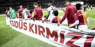 Turkish footballers display pro-Palestine banners