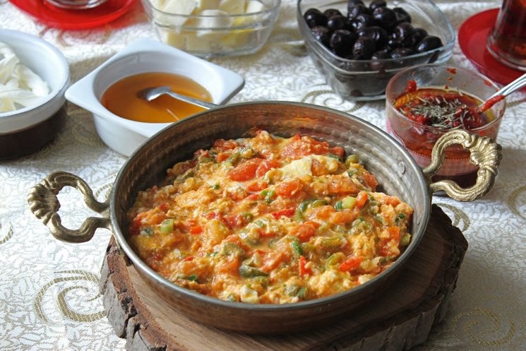menemen-tarifi-menemen-nasil-yapilir-soganli-sogansiz-menemen-tarifi-1697458446778.jpg