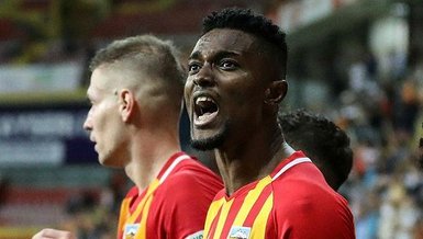 Mensah gollere devam ediyor