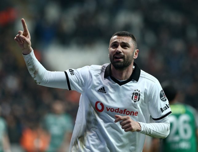 Beşiktaş'ta Burak Yılmaz taraftarla buzları eritti!