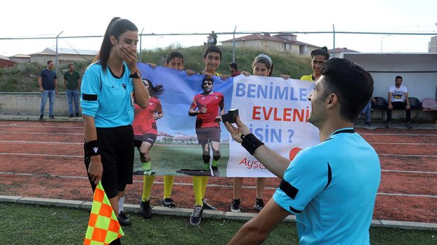 Ağrı'daki U-14 maçında orta hakem Recep Gündüz yardımcı hakem Ayşe Polat'a evlenme teklifi yaptı